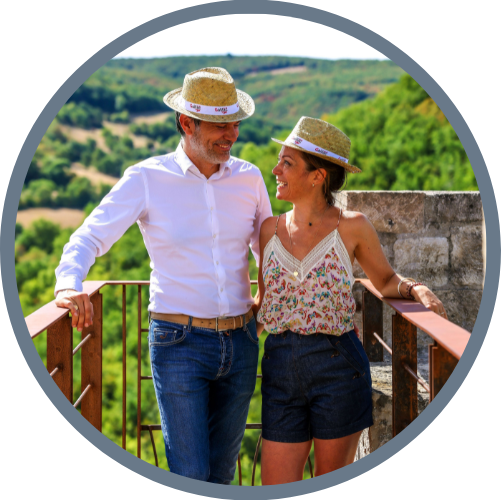 Axel (architecte du patrimoine et chef de chantier) et Sophie (gérante) et leurs enfants : Thérence et Faustine